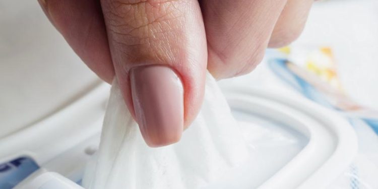 Ofiste sağlık ve hijyen için sabunla aynı etkide ıslak mendil