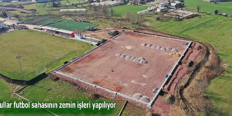 Kullar futbol sahasının zemin işleri yapılıyor