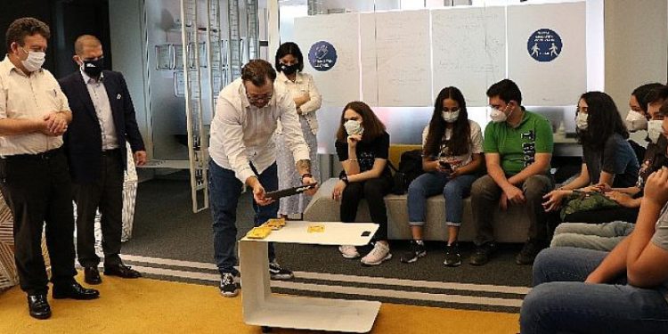 Liseliler Teknofest’te elektrikli araçlarını yarıştırıyor
