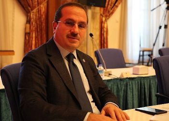AK Parti İzmir Milletvekili Yaşar Kırkpınar’dan Büyükşehir İhale Tepkisi