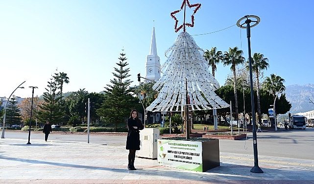 Atıklardan yapılan yılbaşı ağacı büyük ilgi görüyor