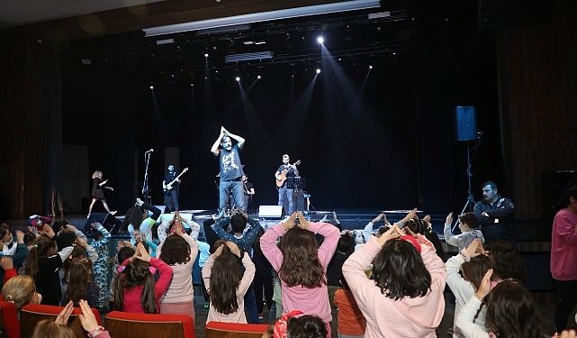 Çocuklar ara tatilde Onur Erol şarkılarıyla eğlendi