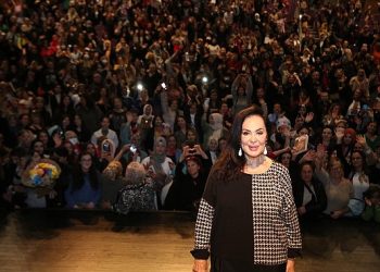 Küçükçekmece’de Türkan Şoray’a Sevgi Seli – ”Sultan” Tezahüratları İle Karşılandı: Sevginin Adı Türkan Şoray