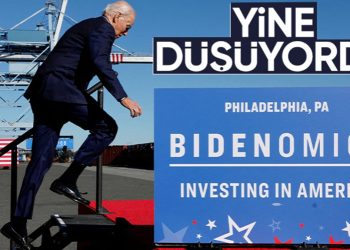 ABD Başkanı Biden yine tökezledi: Sahneye çıkarken düşüyordu