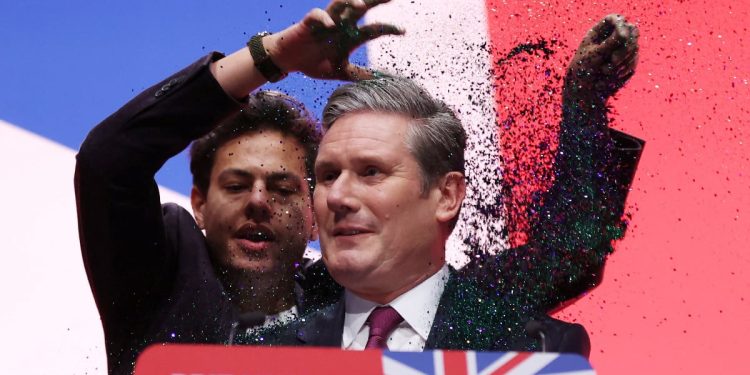 İngiltere’de muhalefet lideri Starmer’in konuşmasını kesen protesto