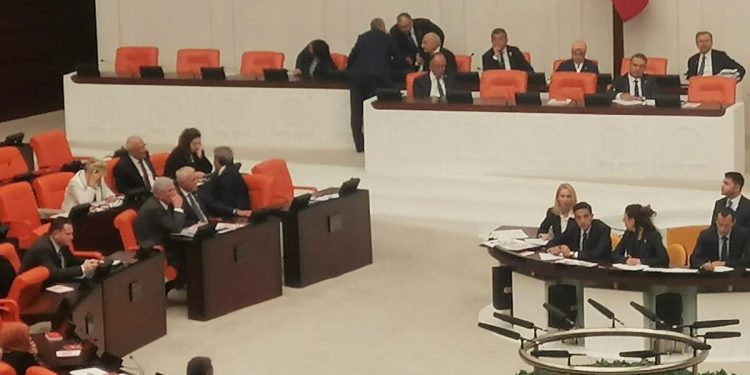 TBMM Genel Kurulu’nda Saadet Partili ve Gelecek Partili vekillerin ‘yer’ krizi