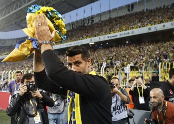 Volkan Demirel’e Fenerbahçe tribünlerinden sevgi gösterisi!