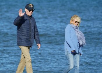 ABD Başkanı Biden, eşiyle plajda yürüdü