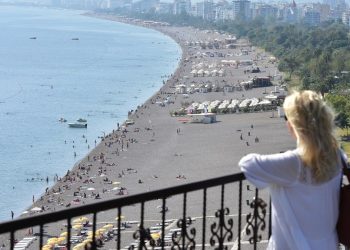Antalya’yı sıcaklar terk etmedi! Sahillerde yoğunluk sürüyor…