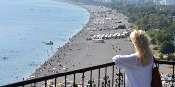 Antalya’yı sıcaklar terk etmedi! Sahillerde yoğunluk sürüyor…